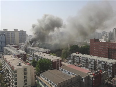昨日，北京海淀區(qū)紅聯(lián)南村小區(qū)施工工地挖斷燃?xì)夤艿溃斐杀ㄒl(fā)居民樓火災(zāi)，致1死2傷，發(fā)生爆炸起火現(xiàn)場(chǎng)濃煙滾滾。CICPHOTO/總匯 攝