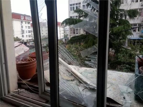 突發!青島一居民樓發生爆燃!已造1人死亡,7人受傷!3公里外有震感… 突發!青島一居民樓發生爆燃!已造1人死亡,7人受傷!3公里外有震感…