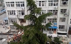 突發!青島一居民樓發生爆燃!已造1人死亡,7人受傷!3公里外有震感… 突發!青島一居民樓發生爆燃!已造1人死亡,7人受傷!3公里外有震感…