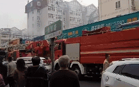 突發!青島一居民樓發生爆燃!已造1人死亡,7人受傷!3公里外有震感… 突發!青島一居民樓發生爆燃!已造1人死亡,7人受傷!3公里外有震感…