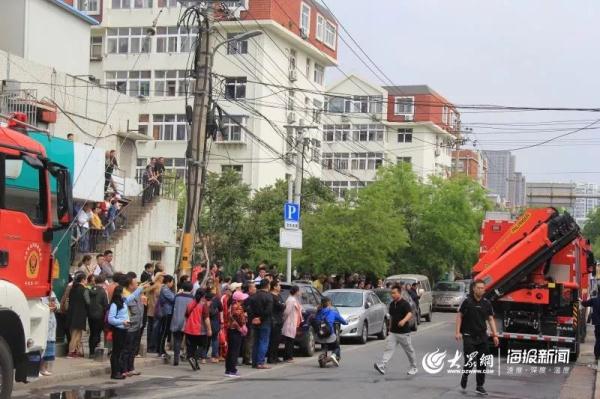 突發!青島一居民樓發生爆燃!已造1人死亡,7人受傷!3公里外有震感… 突發!青島一居民樓發生爆燃!已造1人死亡,7人受傷!3公里外有震感…