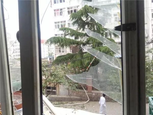 突發!青島一居民樓發生爆燃!已造1人死亡,7人受傷!3公里外有震感… 突發!青島一居民樓發生爆燃!已造1人死亡,7人受傷!3公里外有震感…