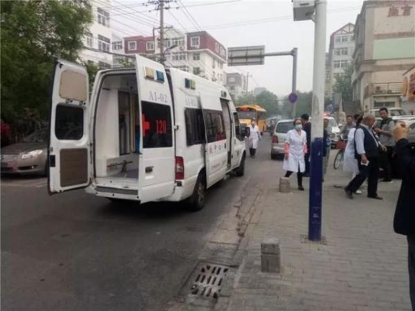 突發!青島一居民樓發生爆燃!已造1人死亡,7人受傷!3公里外有震感… 突發!青島一居民樓發生爆燃!已造1人死亡,7人受傷!3公里外有震感…