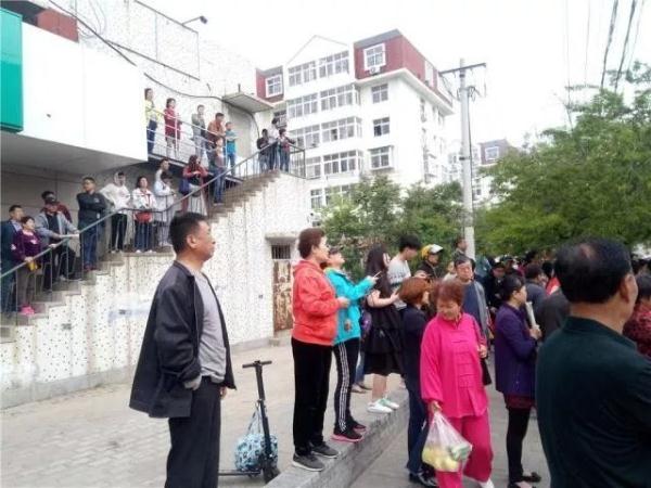 突發!青島一居民樓發生爆燃!已造1人死亡,7人受傷!3公里外有震感… 突發!青島一居民樓發生爆燃!已造1人死亡,7人受傷!3公里外有震感…