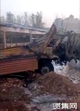 大連氣罐車爆炸：西崗區2臺10噸液化天然氣罐車為出租車充氣時泄漏發生爆炸起火